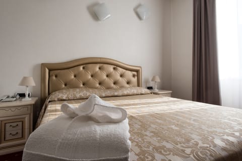 Standard Double or Twin Room | Minibar, in-room safe, individually decorated, individually furnished