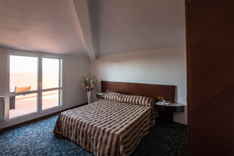 Minibar, in-room safe, individually decorated, individually furnished