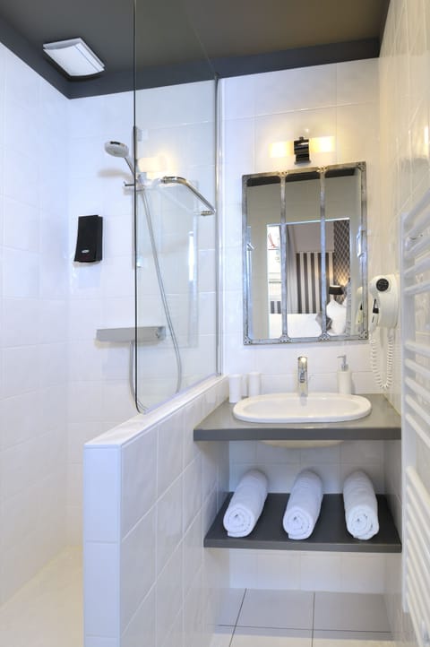 Superior Double or Twin Room | Bathroom | Shower, hair dryer, towels