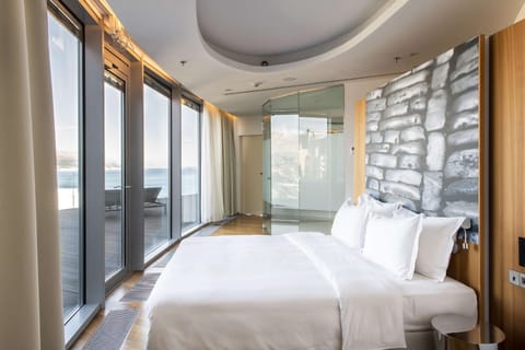 Penthouse, Sea View (Suite) | Hypo-allergenic bedding, in-room safe, desk, laptop workspace