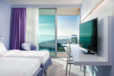 Superior Room, Balcony, Sea View | Hypo-allergenic bedding, in-room safe, desk, laptop workspace