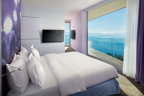 Superior Suite, Balcony, Sea View | Hypo-allergenic bedding, in-room safe, desk, laptop workspace