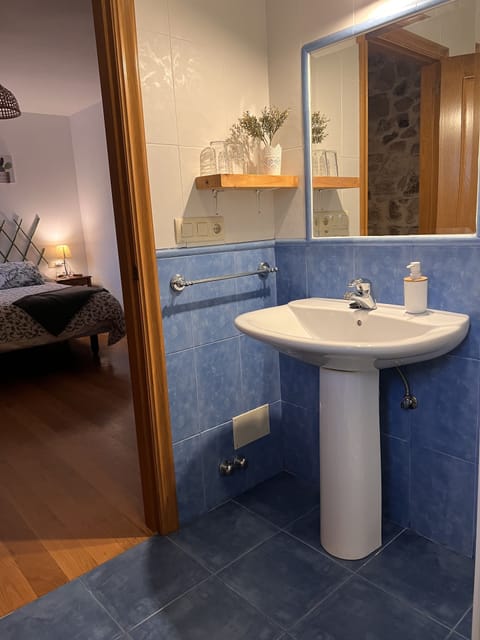 Double Room, Mountain View | Bathroom | Combined shower/tub, free toiletries, hair dryer, towels