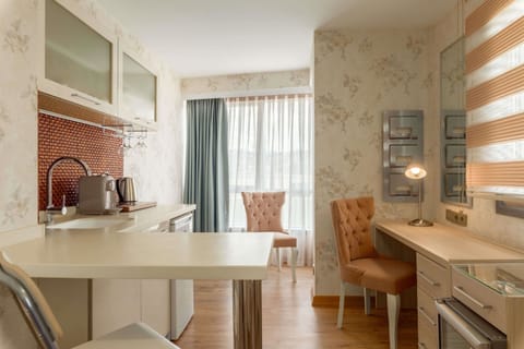 Suite, 1 Double Bed | Minibar, in-room safe, desk, iron/ironing board