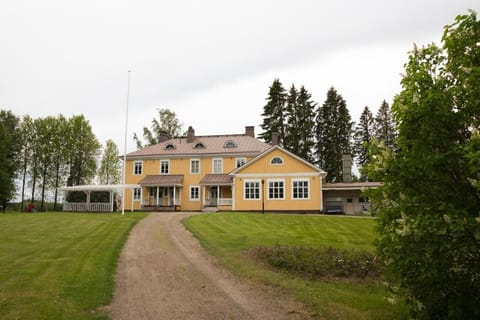 Heritage estate seen from the driveway approach - Vuorenkyläntie 7, Hartola