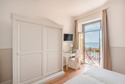 Double Room, Sea View | Down comforters, minibar, in-room safe, desk