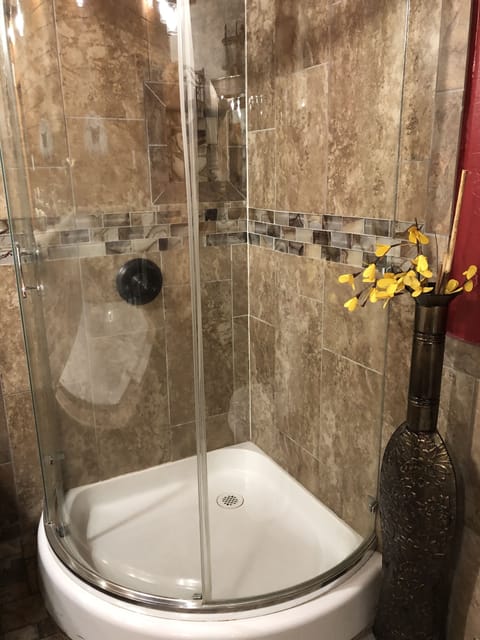 Deluxe Suite, 1 King Bed, Hot Tub | Bathroom | Free toiletries, hair dryer, towels