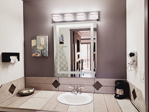 Standard Room, 1 King Bed | Bathroom | Free toiletries, hair dryer, towels