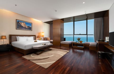 Premier Room, Ocean View | Minibar, in-room safe, desk, blackout drapes