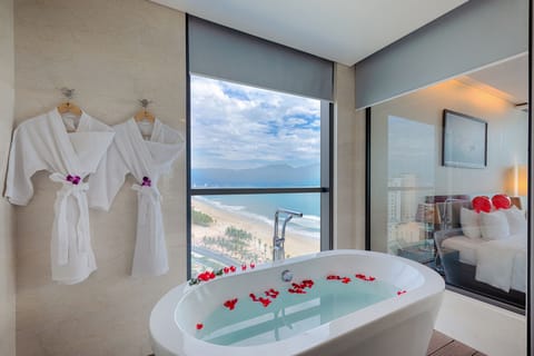 Premier Room, Ocean View | Bathroom | Free toiletries, hair dryer, slippers, towels