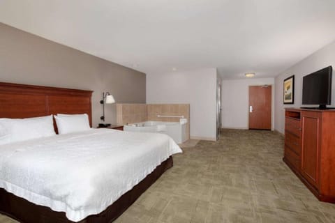 Room, 1 King Bed, Accessible, Bathtub (Mobility & Hearing) | Bathroom | Free toiletries, hair dryer, towels