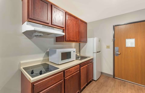 Desk, laptop workspace, iron/ironing board, free WiFi