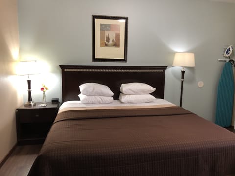 1 Queen bed, Non-Smoking Room | Egyptian cotton sheets, premium bedding, down comforters, desk