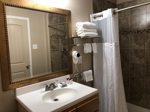 1 King Bed, Non-Smoking Room | Bathroom sink