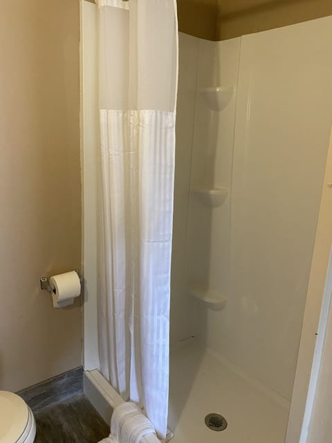 1 King Bed, Non-Smoking Room | Bathroom | Hair dryer, towels