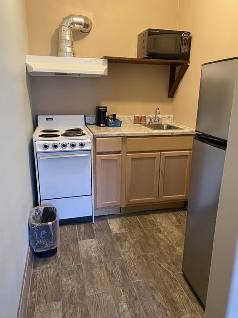 1 King Bed, Non-Smoking Room | Egyptian cotton sheets, premium bedding, down comforters, desk