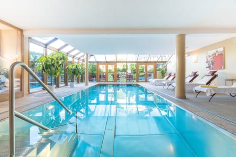 Indoor pool, sun loungers