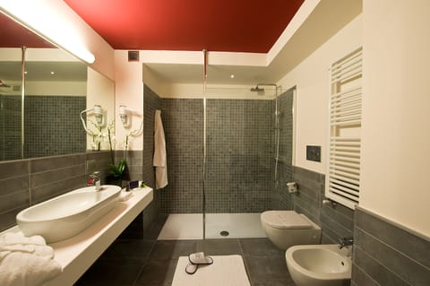 Junior Suite | Bathroom | Free toiletries, hair dryer, slippers, bidet