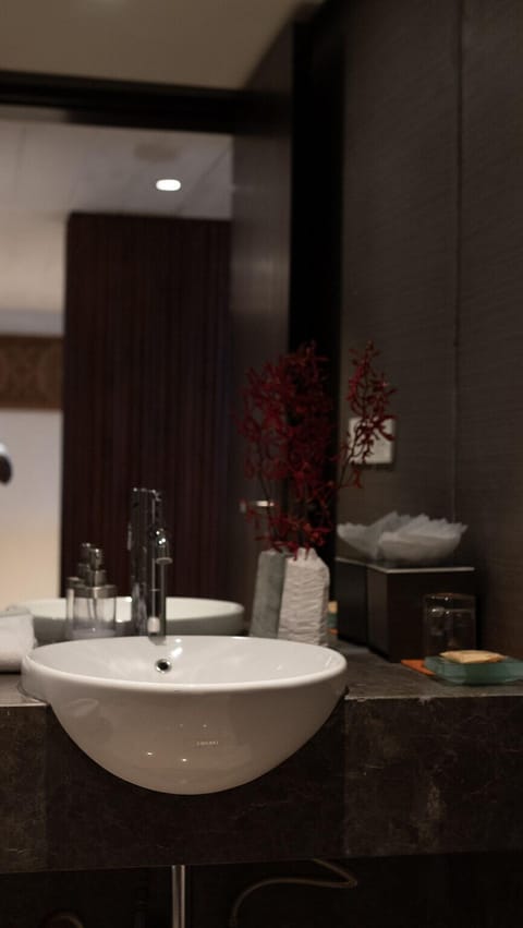 Club Corner Room | Bathroom | Shower, designer toiletries, bathrobes, slippers