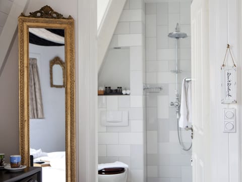 Double Room, 1 King Bed, Courtyard View | Bathroom | Shower, rainfall showerhead, designer toiletries, hair dryer