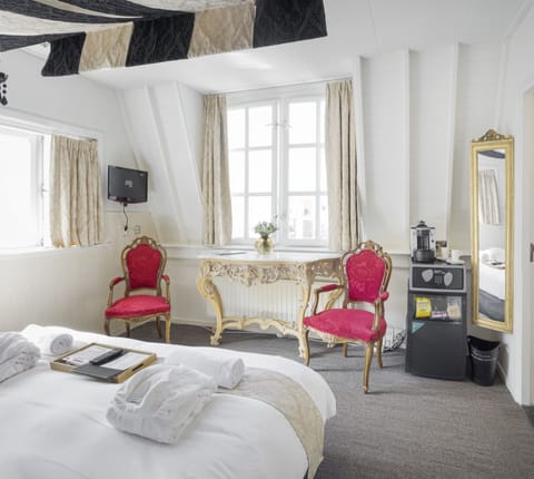 Double Room, 1 King Bed, Courtyard View | Free minibar, in-room safe, individually decorated