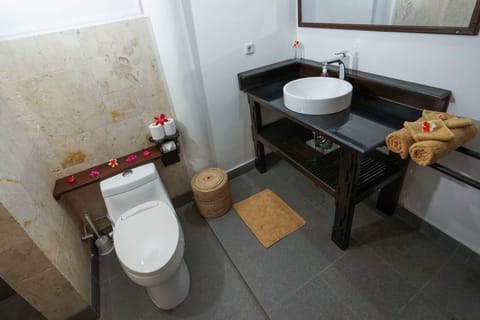 Triple Bungalow  | Bathroom | Free toiletries, hair dryer, bidet, towels