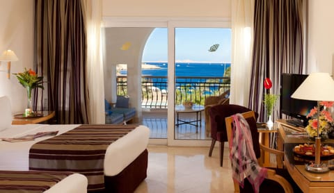 Standard Twin Room, Sea View | Egyptian cotton sheets, Tempur-Pedic beds, minibar, in-room safe