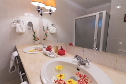 Deluxe Room, Sea View | Bathroom | Shower, rainfall showerhead, free toiletries, hair dryer