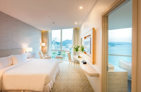 Prime Suite Ocean View | Minibar, in-room safe, individually decorated, individually furnished