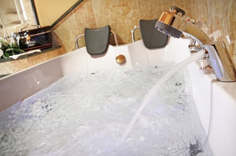 Deep soaking bathtub