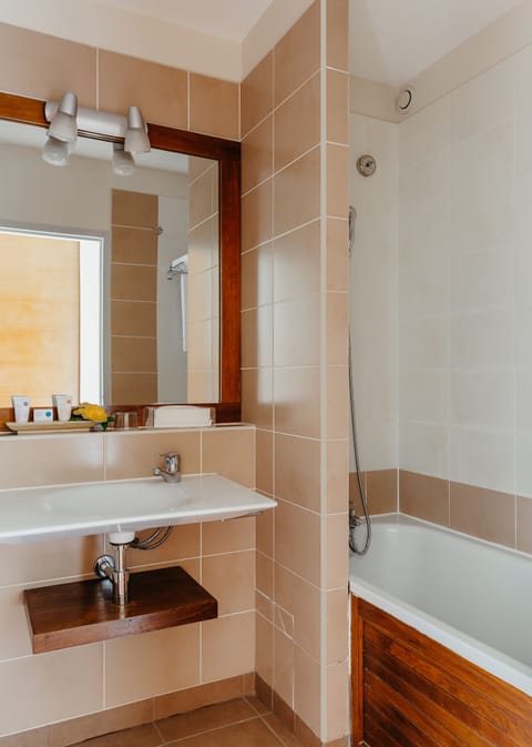 Superior Room, 1 King Bed | Bathroom | Combined shower/tub, free toiletries, hair dryer, towels