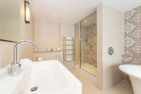 Double Room - Category 'Top Notch' | Bathroom shower