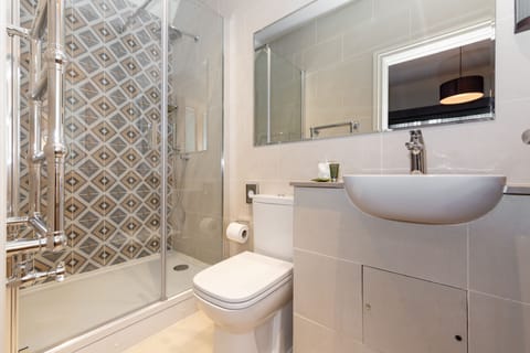 Double Room - Category 'Very Good' | Bathroom | Free toiletries, hair dryer, towels