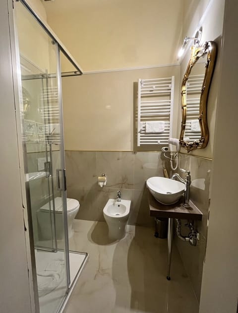 Triple Room | Bathroom | Shower, rainfall showerhead, free toiletries, hair dryer