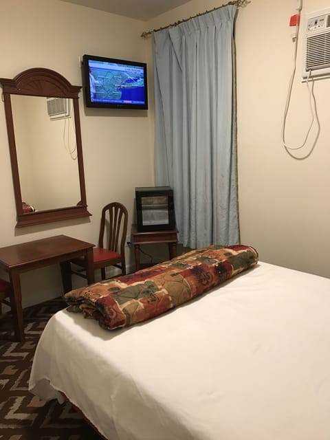 Standard Room, 1 Queen Bed | Premium bedding, desk, free WiFi, bed sheets