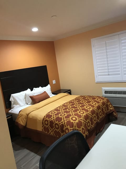 Room, 1 Queen Bed | 1 bedroom, desk, free WiFi, bed sheets