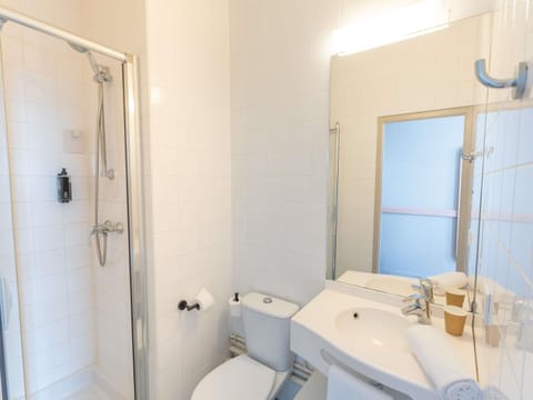 Free cribs/infant beds, free WiFi, bed sheets