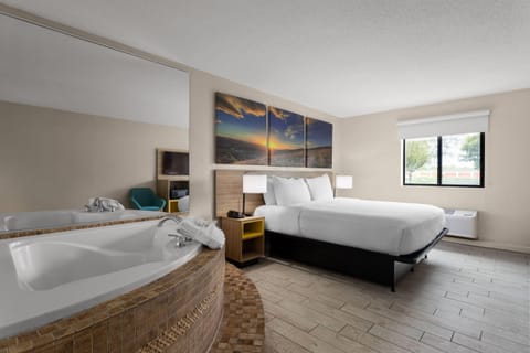 Deluxe Studio Suite, 1 King Bed, Non Smoking | Jetted tub