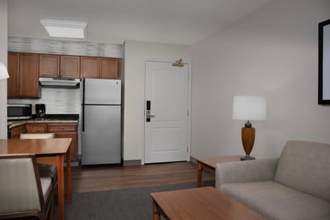 Full-size fridge, microwave, stovetop, dishwasher