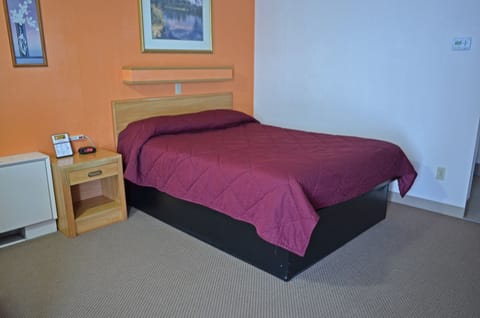 Standard Room, 1 Queen Bed (Non smoking, No pets) | Desk, free WiFi, bed sheets