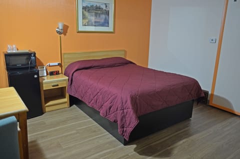 Room, 1 Queen Bed, Accessible, Non Smoking | Desk, free WiFi, bed sheets