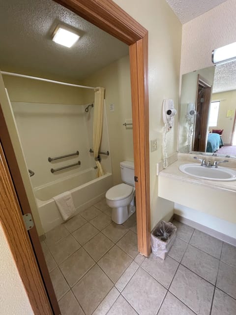 Standard Room, 1 King Bed, Non Smoking | Bathroom | Bathtub, towels