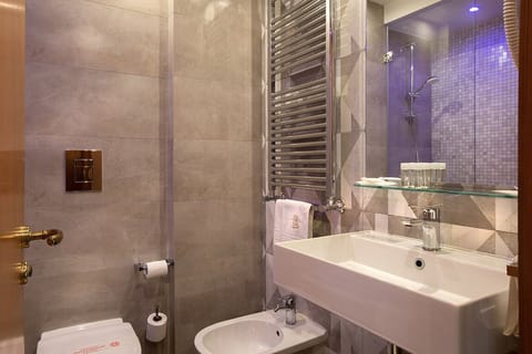 Superior Double Room | Bathroom | Deep soaking tub, free toiletries, hair dryer, bathrobes