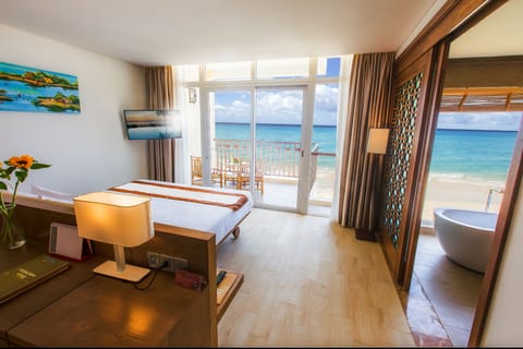 Premium Suite, Ocean View | Minibar, in-room safe, desk, blackout drapes