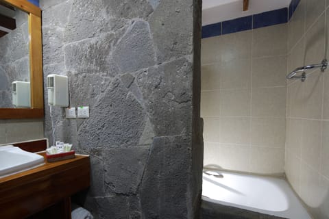 Deluxe Suite | Bathroom | Rainfall showerhead, free toiletries, hair dryer, towels