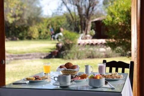 Daily full breakfast (PEN 12 per person)