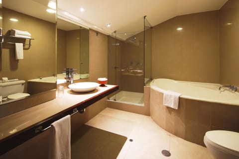 Junior Room | Bathroom | Rainfall showerhead, free toiletries, hair dryer, towels