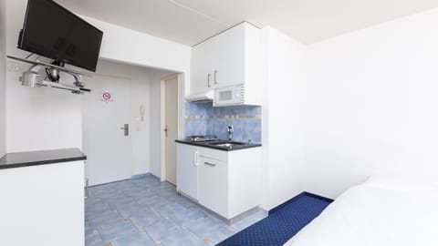 Apartment, Non Smoking | Private kitchenette | Electric kettle