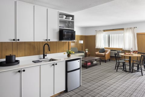 Celebration Suite | In-room safe, desk, laptop workspace, blackout drapes