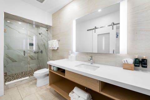 Junior Suite Partial Ocean View | Bathroom | Free toiletries, hair dryer, towels, soap